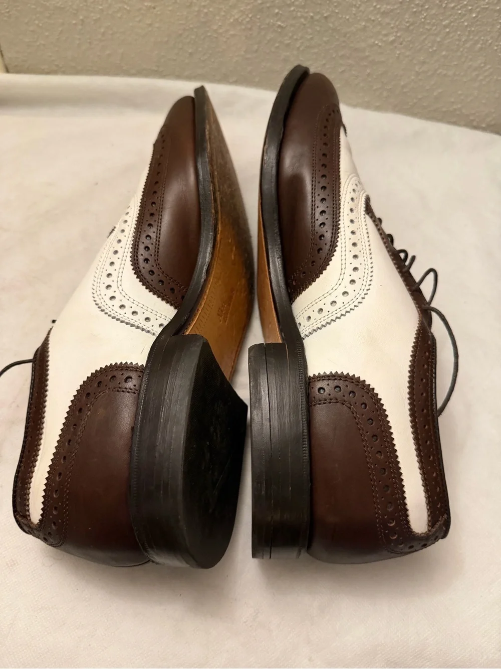 Allen Edmonds Brown and White Two-Tone Wingtip Oxfords, pre-owned,SZ9